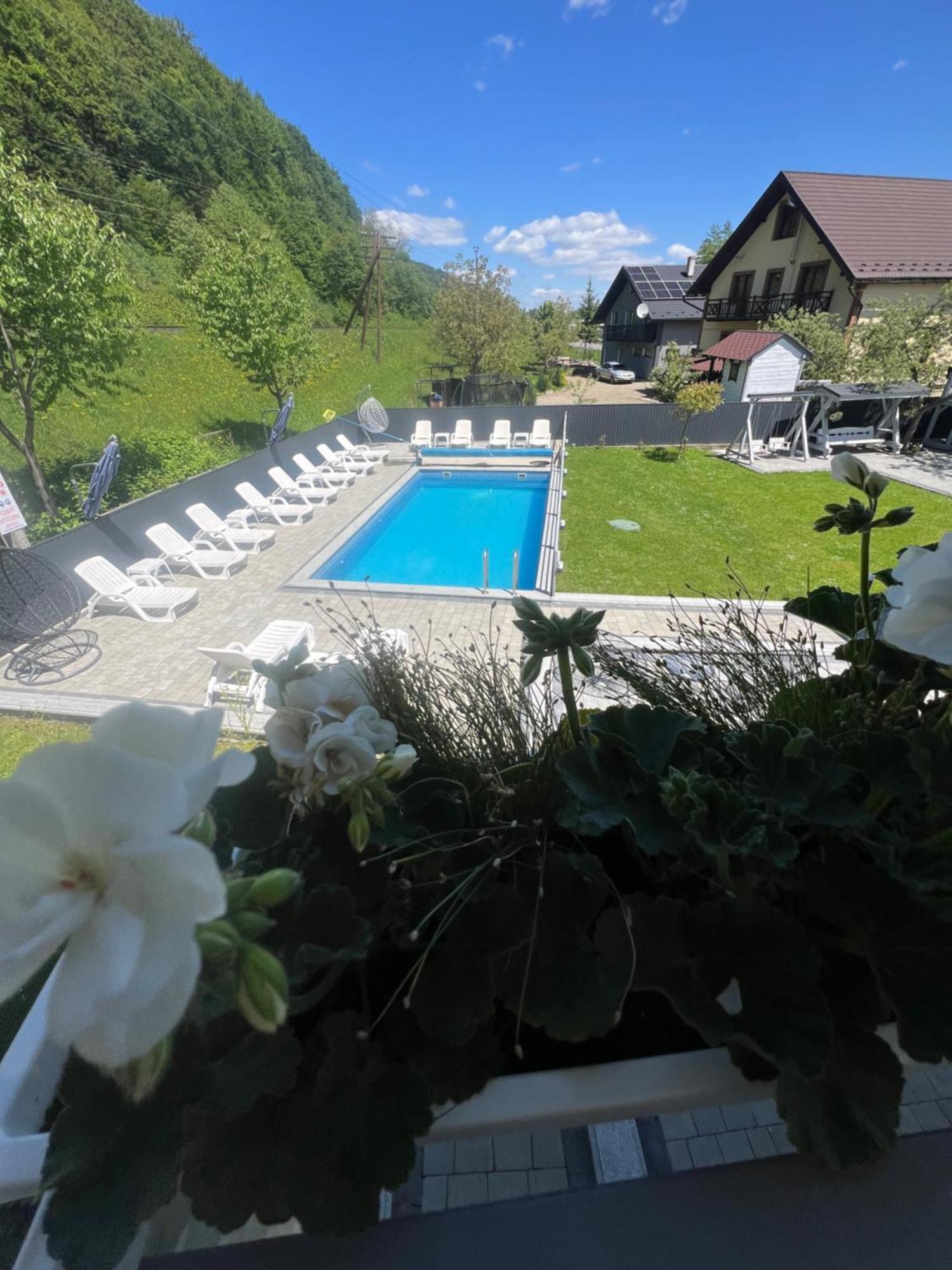 Hotel Фенікс à Yaremtche Extérieur photo