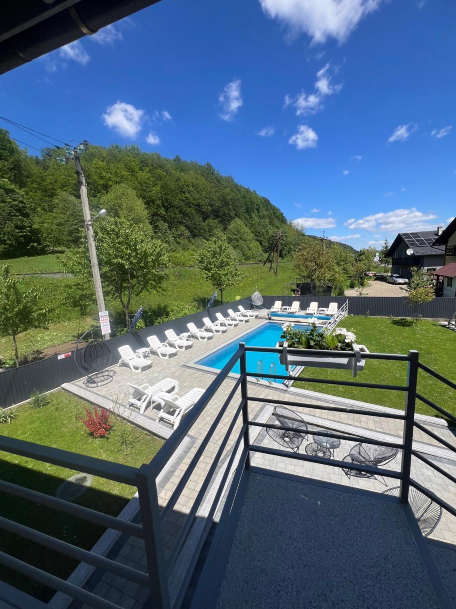 Hotel Фенікс à Yaremtche Extérieur photo